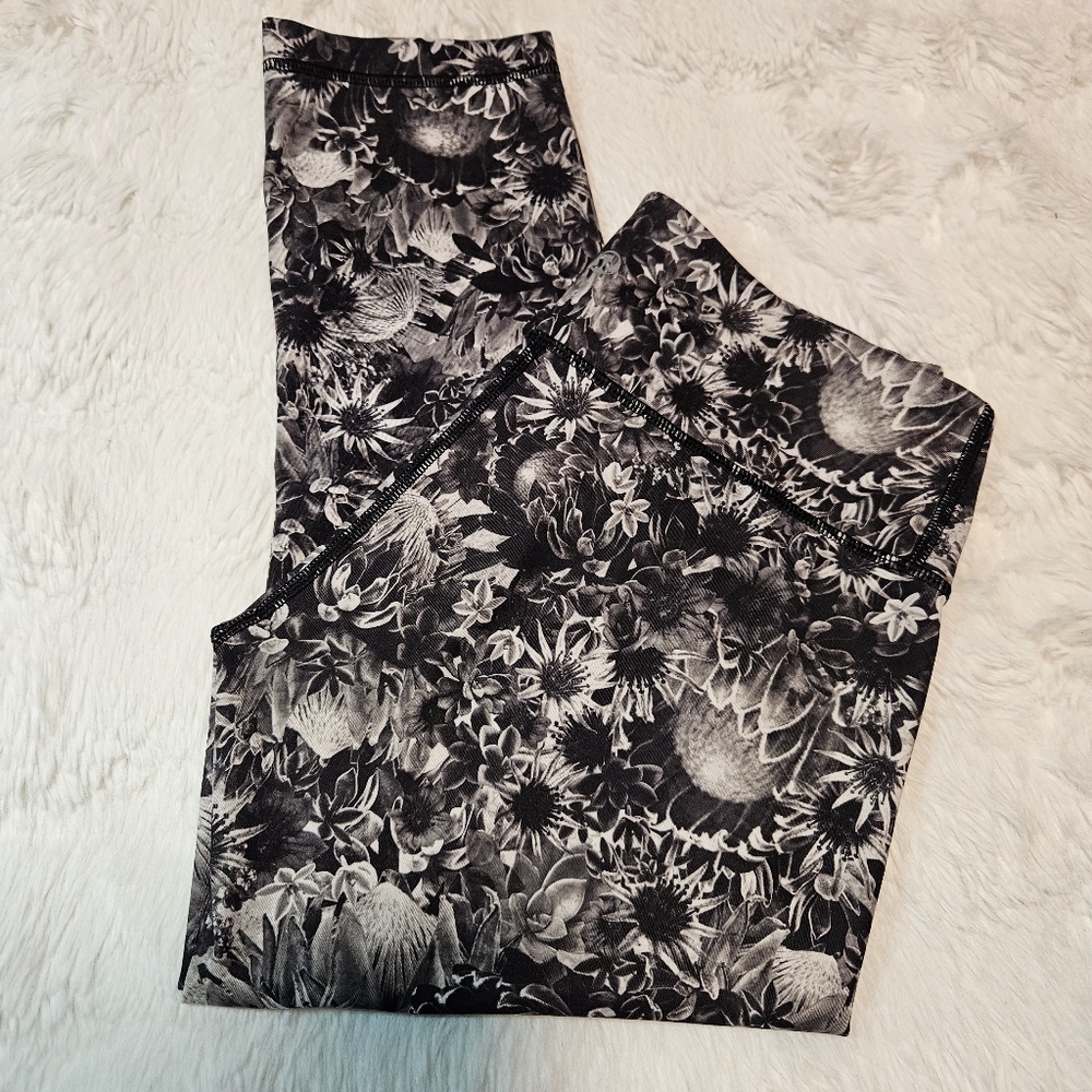LULULEMON ATHLETICS Wunder Under Crop Leggings Black White Floral SIZE 6 NWOT - Picture 2 of 4
